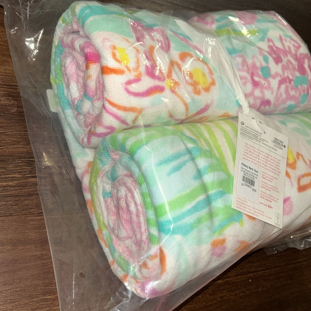 Lilly Pulitzer Jumbo 64" Square Via Flora Beach Towel for 2 People NWT - Picture 8 of 8